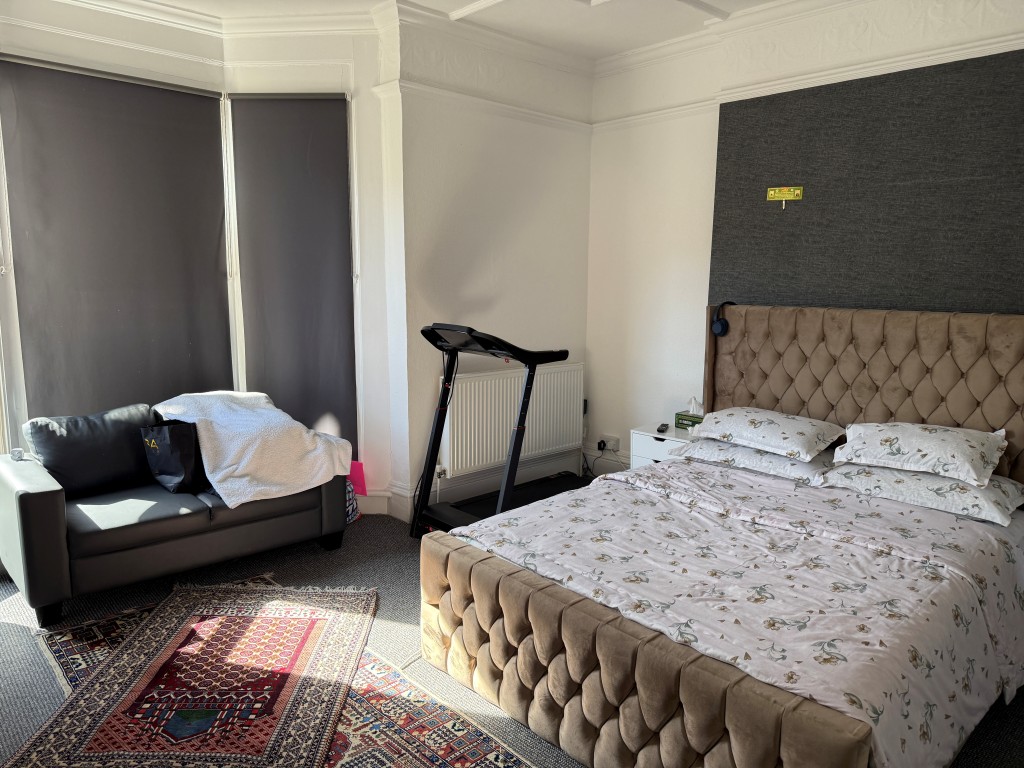 Lot: 43 - MIXED USE INVESTMENT IN TOWN CENTRE PRODUCING APPROX. £34,000 PER ANNUM - First floor front bedroom with bay window